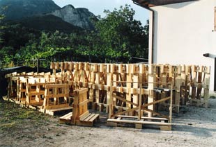 Cavalletti porta vetri in legno d'abete grezzo