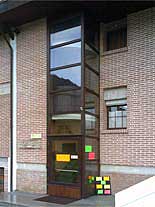 Rivestimento per vano scale con vetrata fissa di sicurezza e porta