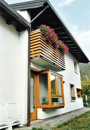 Protezione esterna verticale per balcone in legno massello douglass