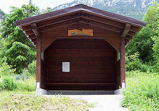 Stazione per autobus in legno massello di pino svedese