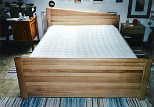 Letto matrimoniale e comodino in legno massello di faggio