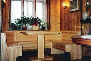 Giropanca apribile e tavolo in legno massello di pino svedese