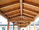 Tettoia in legno massello d'abete con capriate