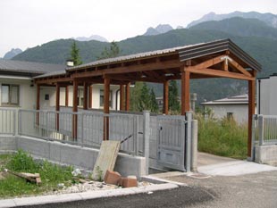 Tettoia in legno massello d'abete con capriate
