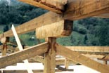 Particolare di una capriata in legno monolitico di abete