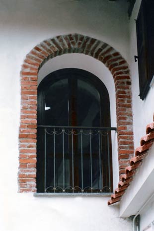 Portafinestra ad arco in legno massello di abete