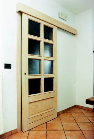Porta scorrevole interna d'arredamento in legno massello d'abete